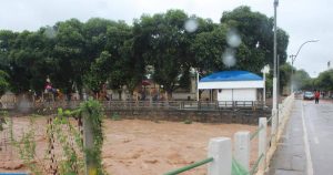 Foto mostra as águas invadindo a praça ao lado do presídio - Foto: Página da Prefeitura de Conselheiro Pena
