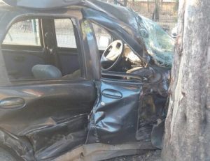 Carro colidiu contra trem em Tumiritinga (Foto: Dino Ramos/Reprodução G1) 