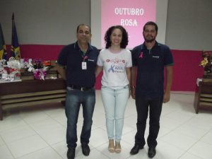 A enfermeira do Município de Conselheiro Pena, Greice Bellice, ladeada pelos diretores Aléx Medeiros e Lauguimar , da Sicoob Credicope