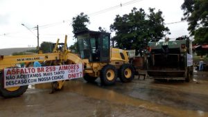Manifestantes pedem melhorias no asfalto da BR-259 em Aimorés, dentre outras reivindicações (Foto: Willian Henrique Westphal/Arquivo Pessoal)