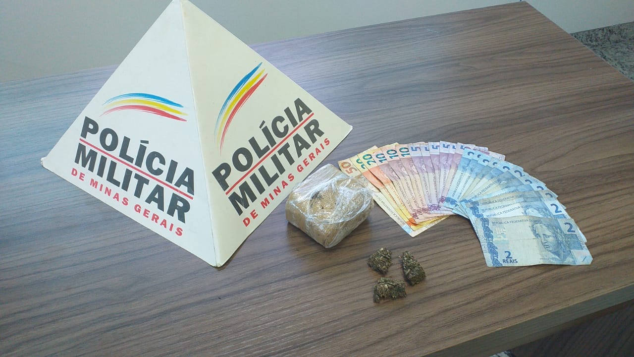 MOTOQUEIRO DESOBEDECE SINALIZAÇÃO E É PRESO COM DROGAS PELA POLÍCIA MILITAR