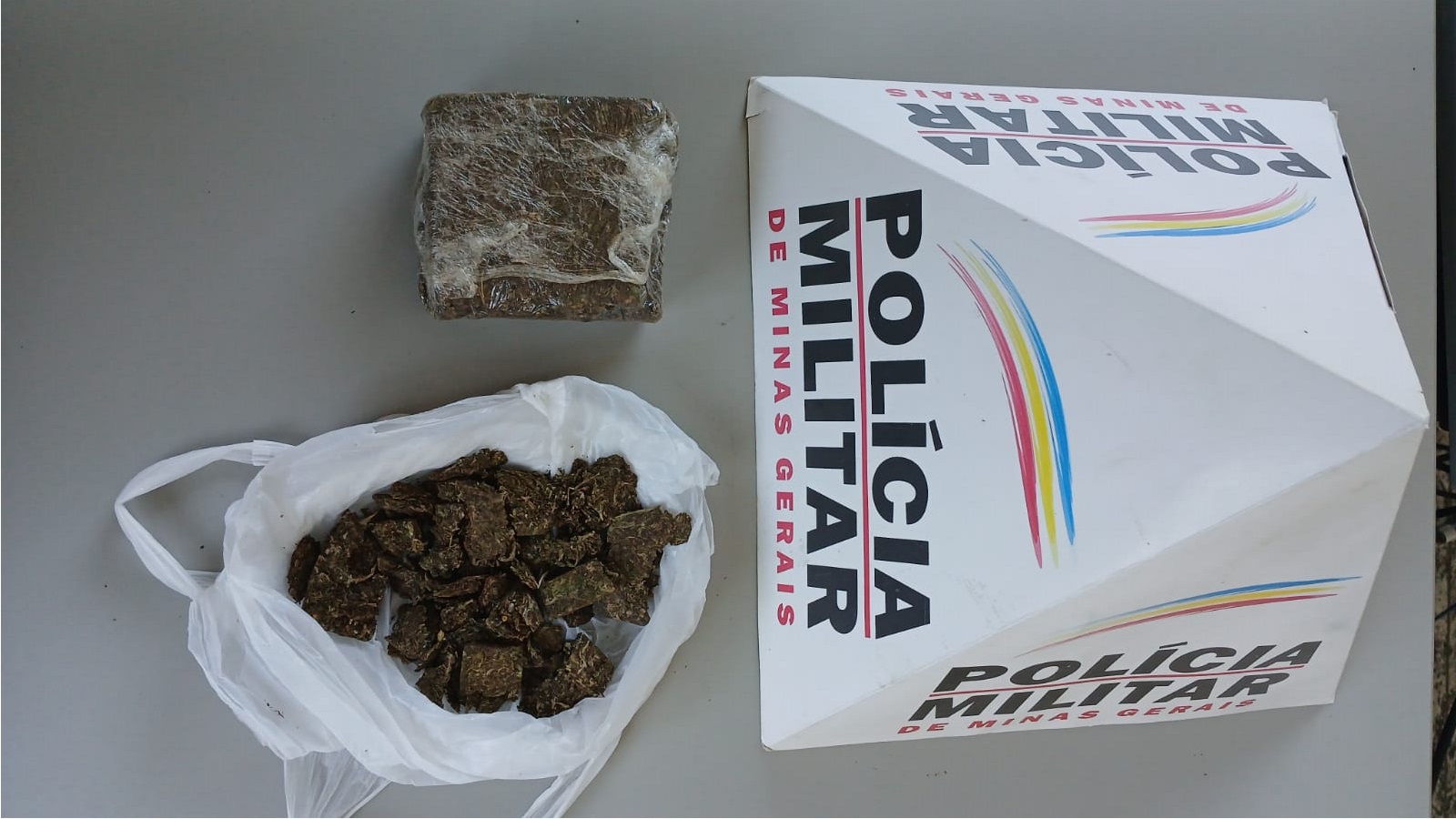 POLÍCIA APREENDE DROGAS APÓS SUSPEITO JOGAR SACOLA EM VIA PÚBLICA
