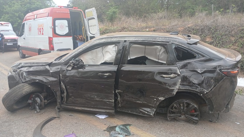 OBJETO DE METAL DE CARRETA PROVOCA COLISÃO TRANSVERSAL E INTERDIÇÃO PARCIAL NA BR 259