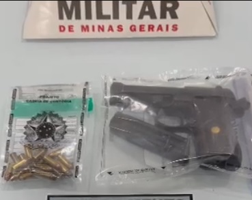 CASAL É DETIDO COM ARMA, MUNIÇÕES E MULHER TENTA SUBORNAR POLICIAL