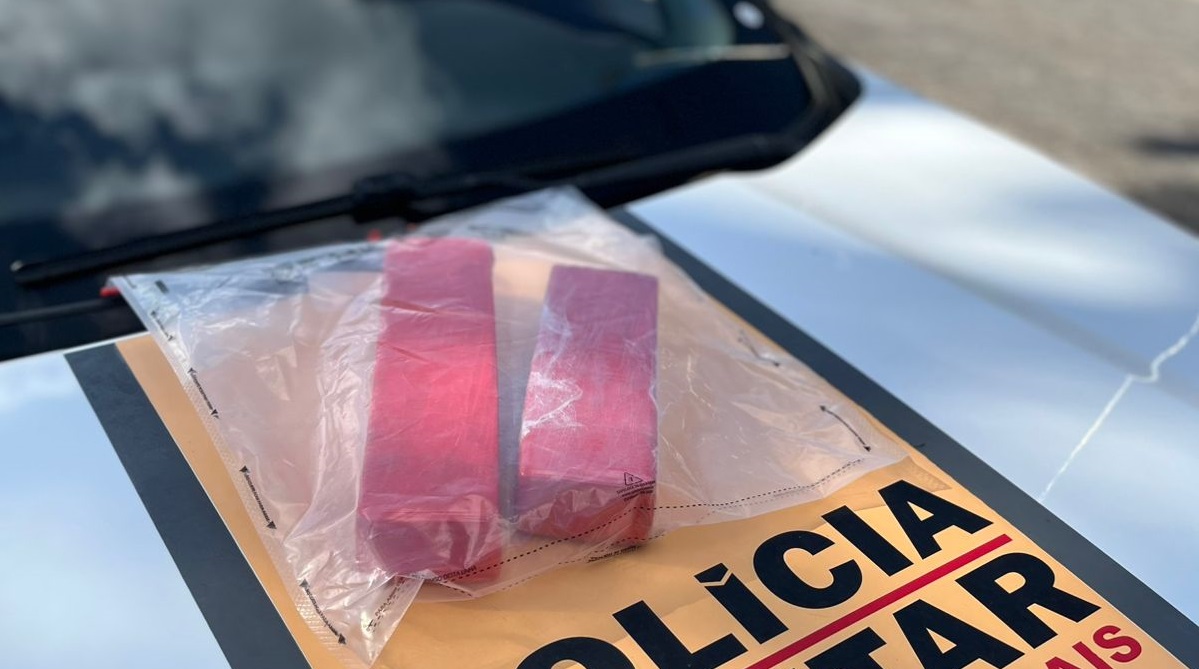 HOMEM É PRESO COM DUAS BARRAS DE MACONHA EM VEÍCULO DE APLICATIVO DURANTE OPERAÇÃO ANTIDROGAS NA BR 259