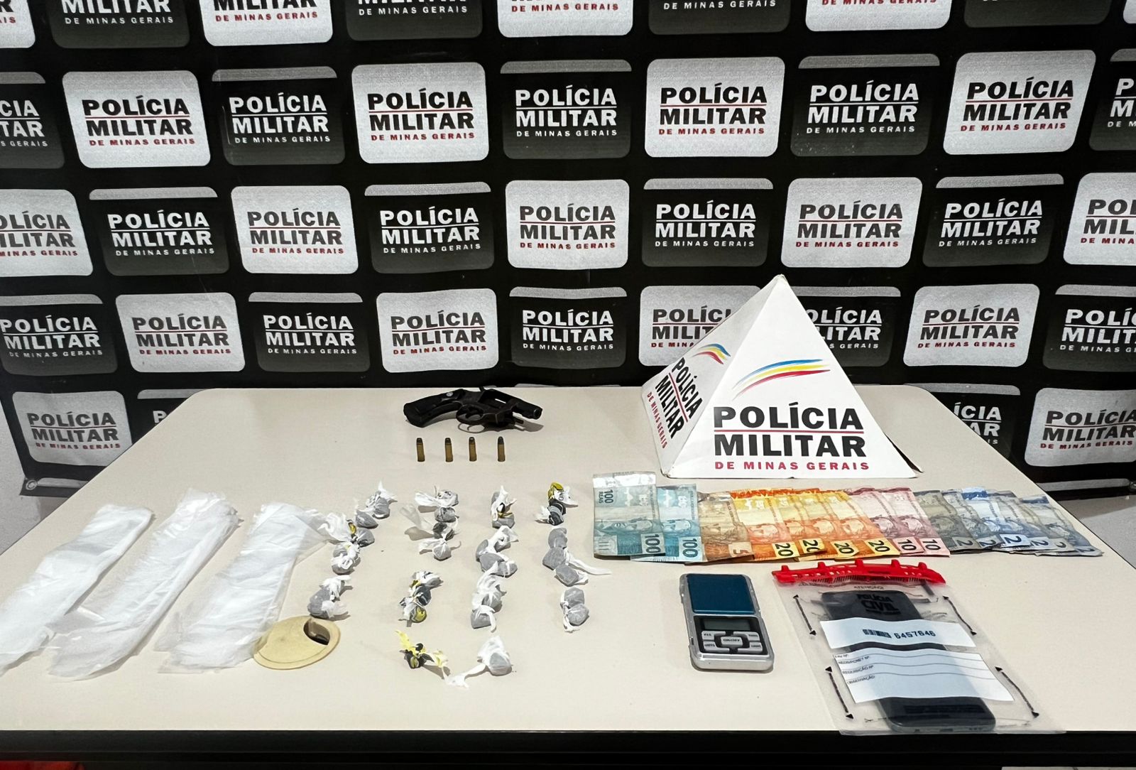 OPERAÇÃO POLICIAL EM TUMIRITINGA CUMPRE MANDADO E PRENDE UM SUSPEITO POR TRÁFICO E POSSE ILEGAL DE ARMA