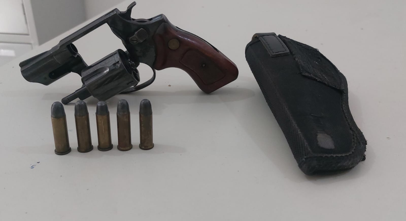 OPERAÇÃO EM GOIABEIRA/MG RESULTA NA PRISÃO DE INDIVÍDUO COM REVÓLVER NA MOCHILA