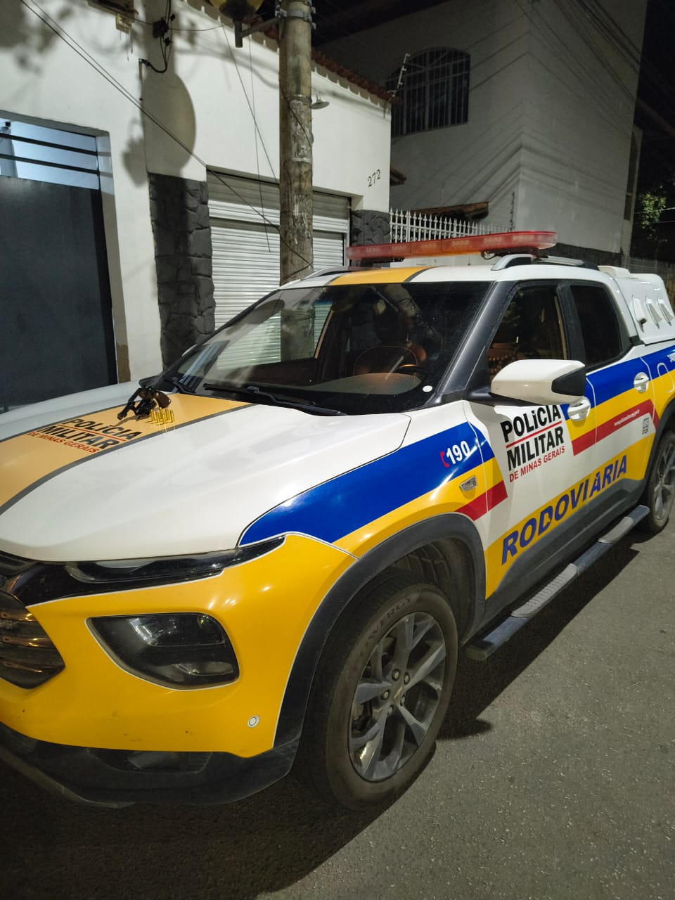 PASSAGEIRO DE CARRO DE APLICATIVO TENTA DESCARTAR REVÓLVER AO SER ABORDADO NA BR-259