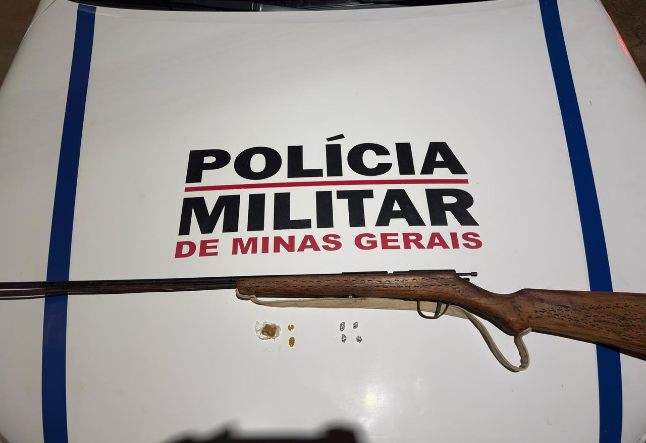 POLÍCIA MILITAR APREENDE CRACK E ARMA DE FOGO EM BAR DE CUPARAQUE APÓS DENÚNCIA