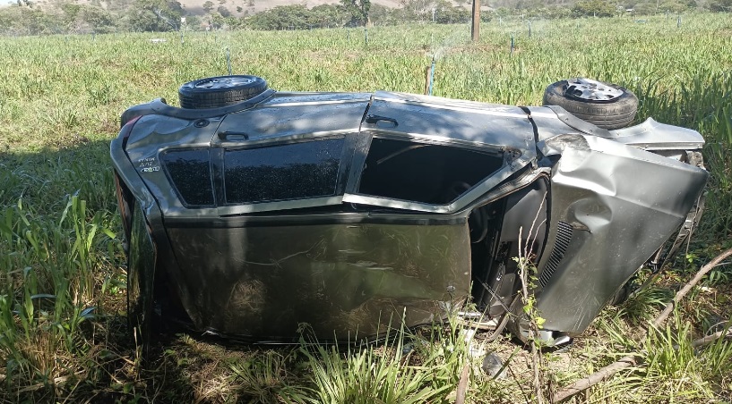 SAÍDA DE PISTA POR SONOLÊNCIA: MOTORISTA  CAPOTA VEÍCULO NA ENTRADA DE CONSELHEIRO PENA