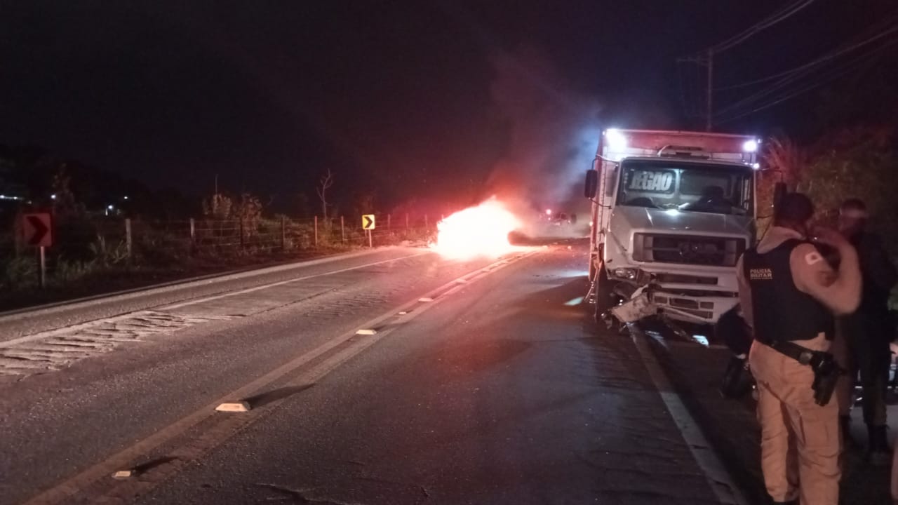 TRAGÉDIA NA BR-259: COLISÃO FRONTAL DEIXA CARRO EM CINZAS E REVELA ARMA DE FOGO TRAGÉDIA NA BR-259: COLISÃO FRONTAL DEIXA CARRO EM CINZAS E REVELA ARMA DE FOGO