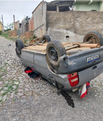 CARRO CAPOTA APÓS NÃO CONSEGUIR SUBIR LADEIRA ÍNGREME EM CONSELHEIRO PENA; UMA VÍTIMA TRANSFERIDA PARA GOVERNADOR VALADARE CARRO CAPOTA APÓS NÃO CONSEGUIR SUBIR LADEIRA ÍNGREME EM CONSELHEIRO PENA; UMA VÍTIMA TRANSFERIDA PARA GOVERNADOR VALADARE