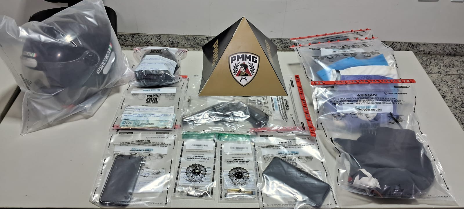 BR-259: CRIMINOSOS TENTAM FUGA A NADO NO RIO DOCE E GRUPO É CAPTURADO COM REVÓLVER .357 E CRACK BR-259: CRIMINOSOS TENTAM FUGA A NADO NO RIO DOCE E GRUPO É CAPTURADO COM REVÓLVER .357 E CRACK