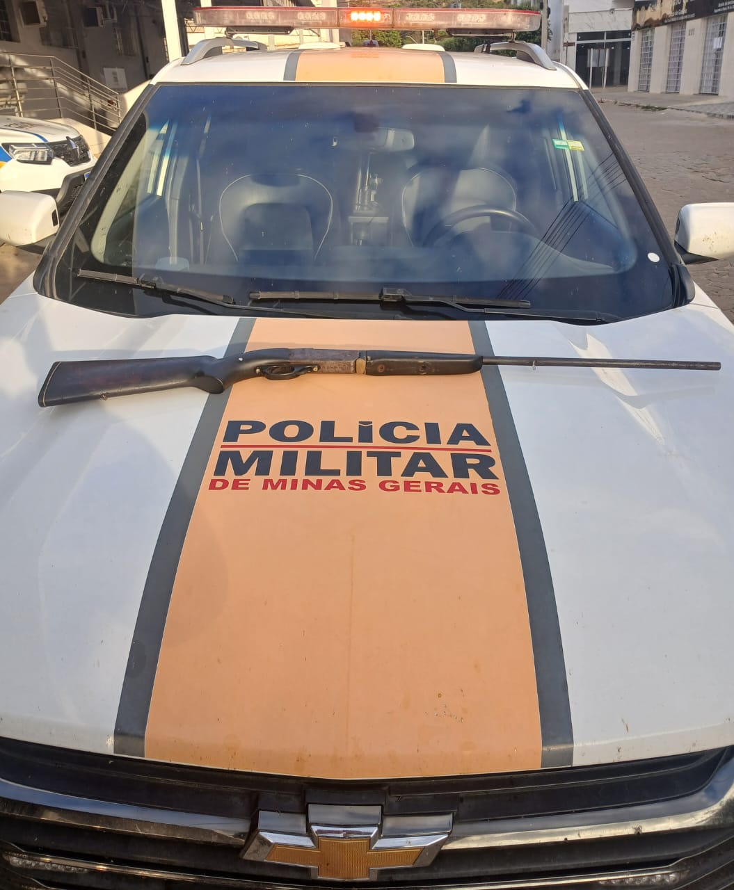 ESPINGARDA É APREENDIDA E SUSPEITO É PRESO APÓS MANOBRAS ARRISCADAS NA BR-259