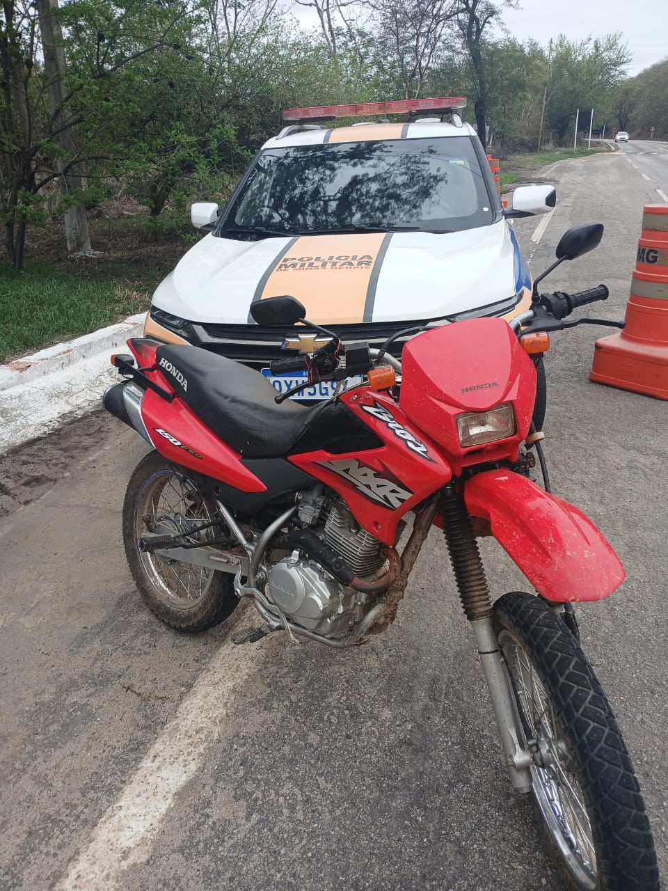 MOTOCICLETA CLONADA É APREENDIDA E CONDUTOR É PRESO NA BR-259 EM CONSELHEIRO PENA MOTOCICLETA CLONADA É APREENDIDA E CONDUTOR É PRESO NA BR-259 EM CONSELHEIRO PENA