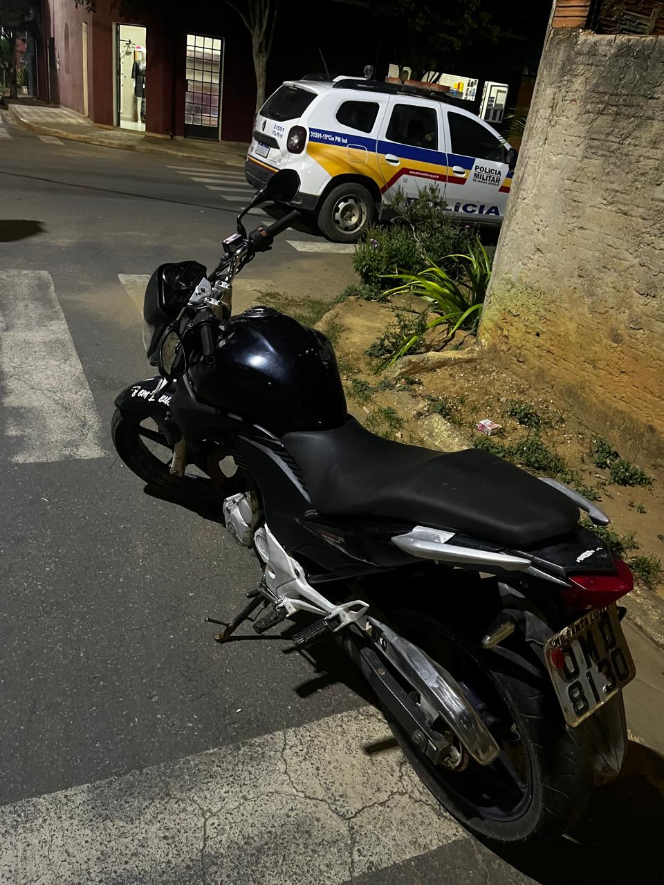 POLÍCIA MILITAR APREENDE MOTO COM ESCAPAMENTO LIVRE E LICENCIAMENTO ATRASADO DESDE 2020