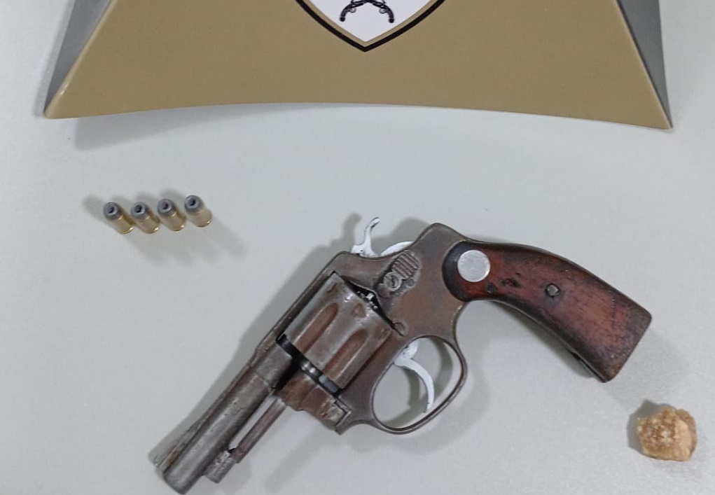 OPERAÇÃO RÁPIDA NA BR-259: ADOLESCENTE DE 17 ANOS É APREENDIDO COM ARMA E PORÇÃO DE CRACK EM ÔNIBUS