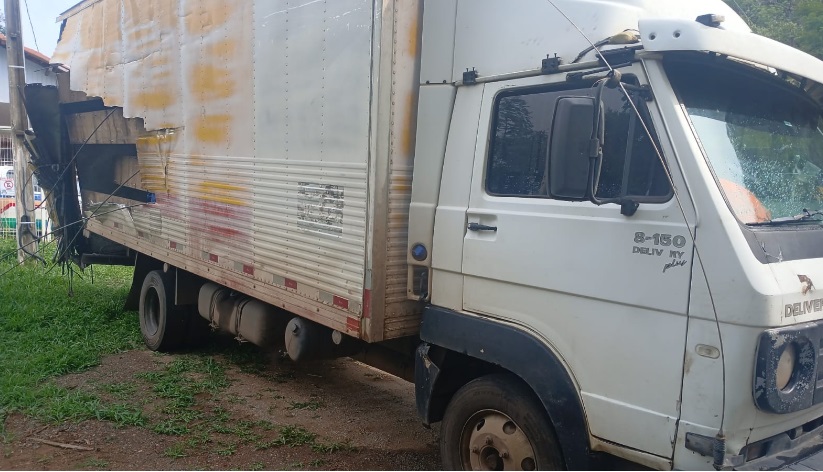 BR-259: CARRETA PARADA NA PISTA PROVOCA COLISÃO DE ALTA VELOCIDADE BR-259: CARRETA PARADA NA PISTA PROVOCA COLISÃO DE ALTA VELOCIDADE