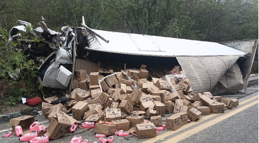 MAIS UM ACIDENTE NA BR 259 : PERDA DE FREIO PROVOCA COLISÃO DE CAMINHÕES EM PONTO CRÍTICO DA SERRA PRÓXIMO AO TREVO MAIS UM ACIDENTE NA BR 259 : PERDA DE FREIO PROVOCA COLISÃO DE CAMINHÕES EM PONTO CRÍTICO DA SERRA PRÓXIMO AO TREVO