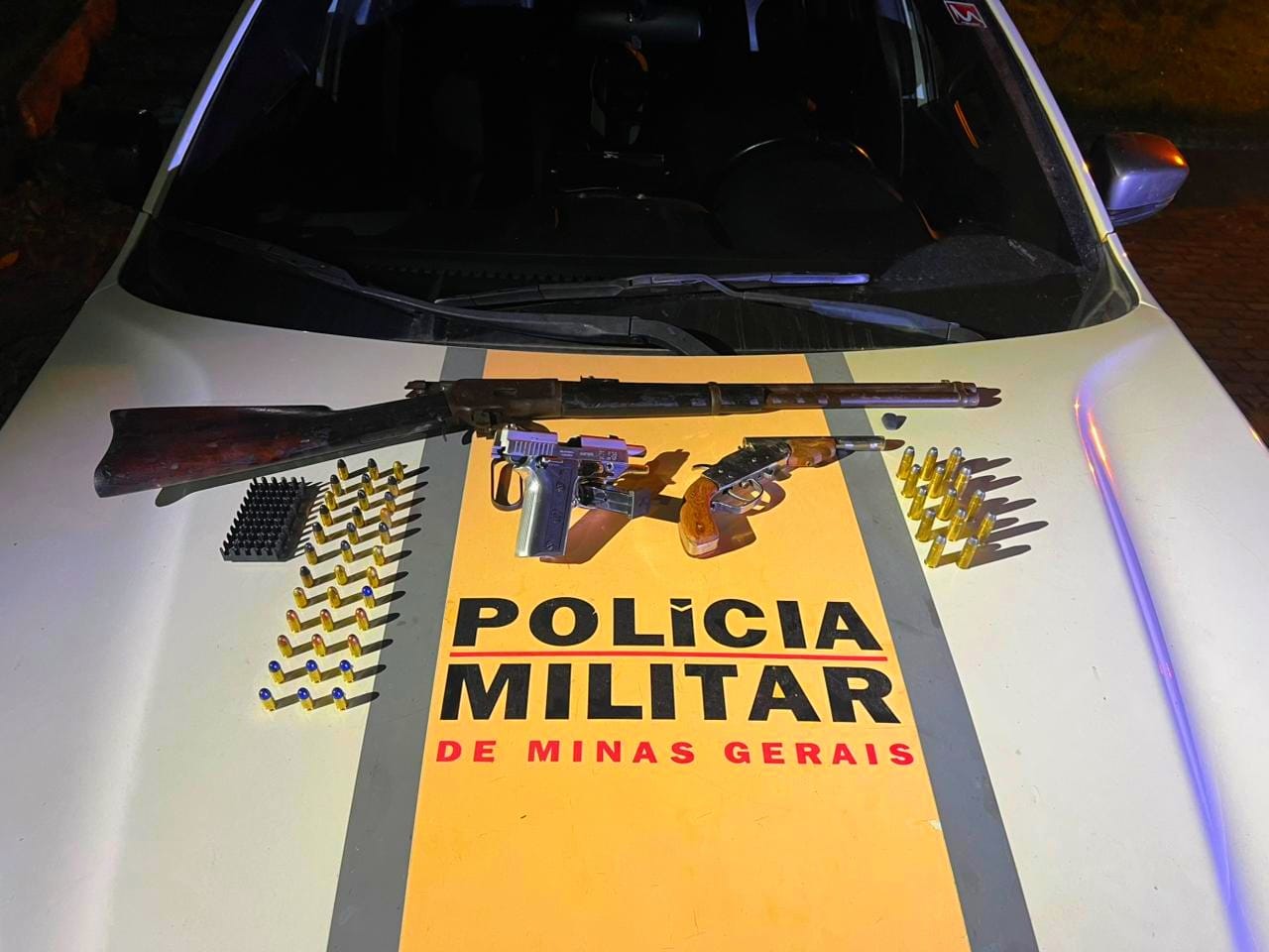 POLÍCIA MILITAR RODOVIÁRIA APREENDE ARMAS E MUNIÇÕES NA MGC-381
