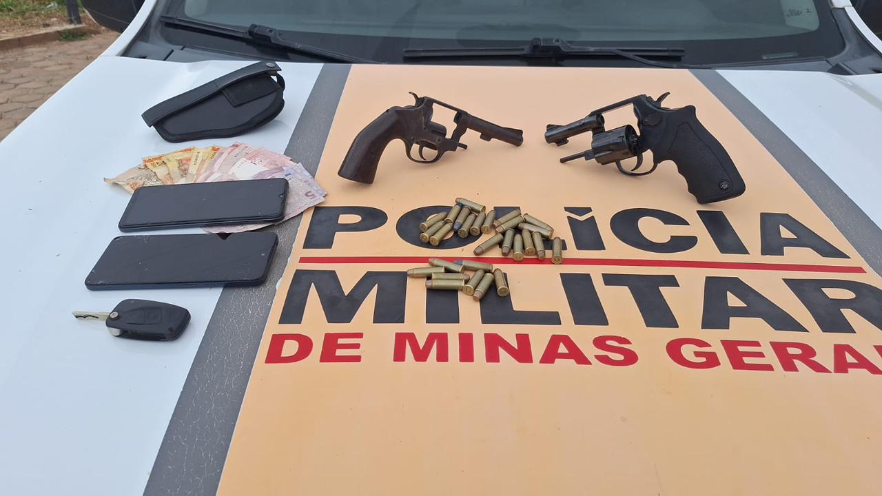 POLÍCIA RODOVIÁRIA APREENDE ARMAS E RECUPERA VEÍCULO ROUBADO DURANTE OPERAÇÃO