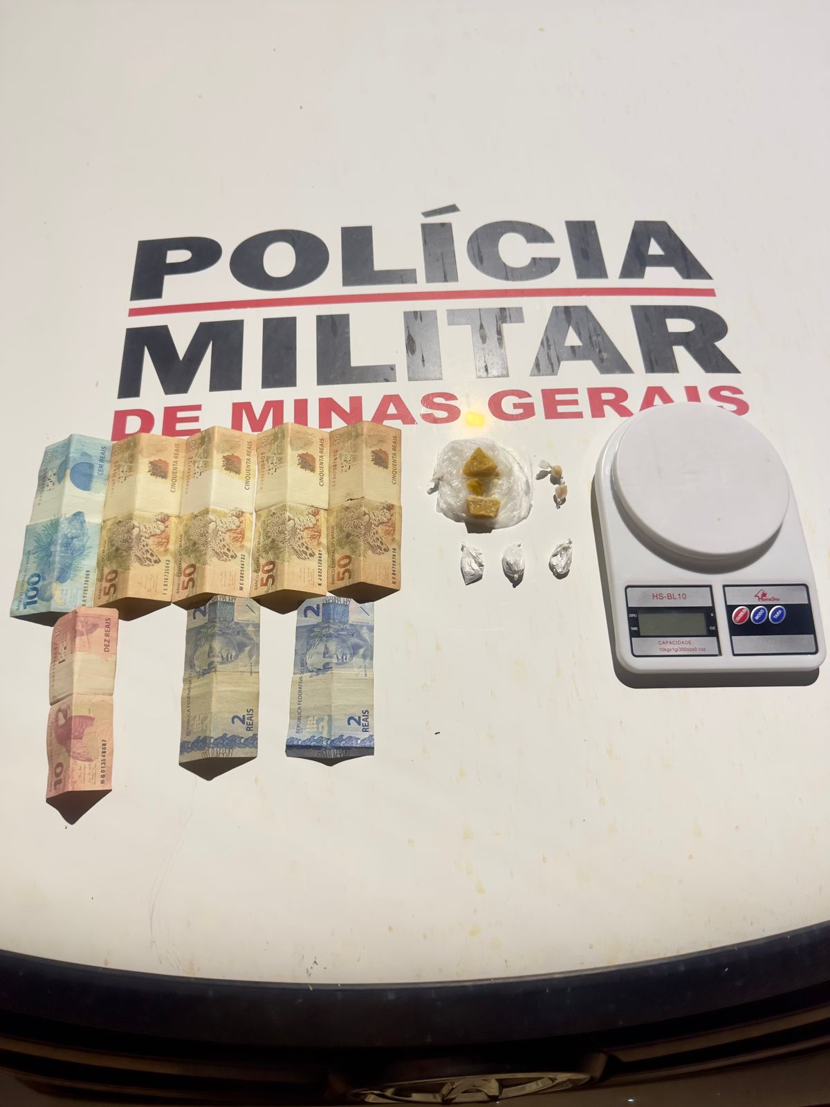 HOMEM É PRESO COM DROGAS E DINHEIRO DURANTE CERCO POLICIAL NA LMG-774