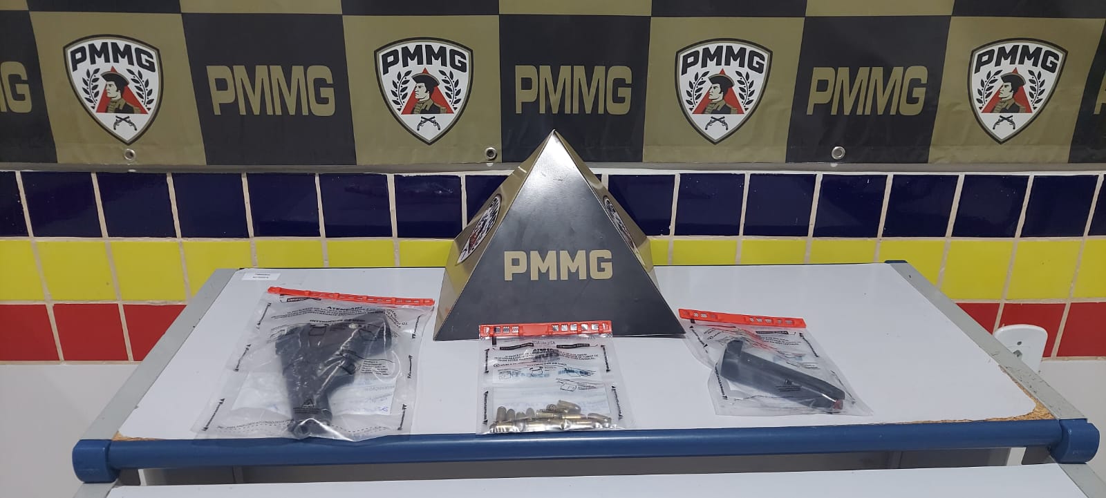 POLÍCIA MILITAR RETIRA ARMA DE FOGO DE CIRCULAÇÃO E PRENDE INDIVÍDUO DE ALTA PERICULOSIDADE EM ITUÊTA POLÍCIA MILITAR RETIRA ARMA DE FOGO DE CIRCULAÇÃO E PRENDE INDIVÍDUO DE ALTA PERICULOSIDADE EM ITUÊTA