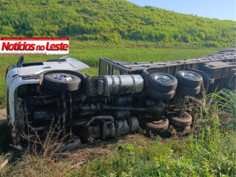 CARRETA TOMBA ÀS MARGENS DE RODOVIA.
