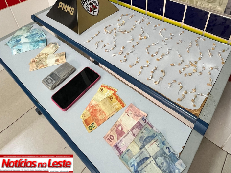 DENÚNCIA ANÔNIMA LEVA À APREENSÃO DE GRANDE QUANTIDADE DE DROGAS EM RESIDÊNCIA.