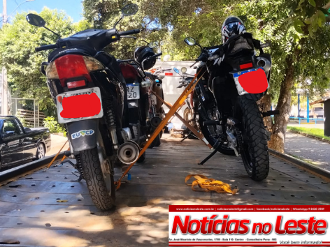 MOTOCICLETAS SÃO REMOVIDAS APÓS ESTACIONAMENTO IRREGULAR EM PRAÇA.