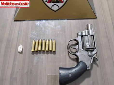 ARMA COM NUMERAÇÃO RASPADA E DROGA SÃO APREENDIDAS EM APARTAMENTO.