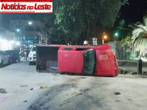 VEÍCULO FURTADO BATE EM CARRO ESTACIONADO E CAPOTA NO CENTRO DA CIDADE.