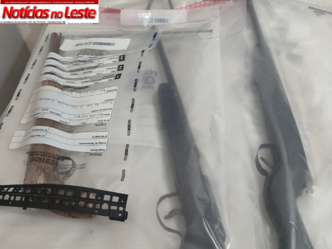 HOMEM ENTREGA TRÊS ARMAS À POLÍCIA DURANTE OPERAÇÃO E MATERIAL É APREENDIDO.