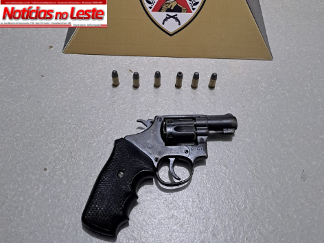 REVÓLVER É ENCONTRADO ESCONDIDO EM CAMIONETE DURANTE ABORDAGEM POLICIAL.