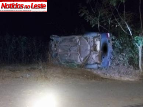 CARRO CAPOTA APÓS ATINGIR POSTE DE ENERGIA DURANTE A MADRUGADA.