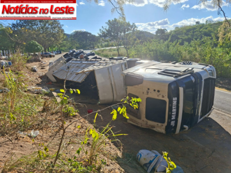 CARGA DE MILHO É SAQUEADA APÓS TOMBAMENTO DE CARRETA NA BR-259.
