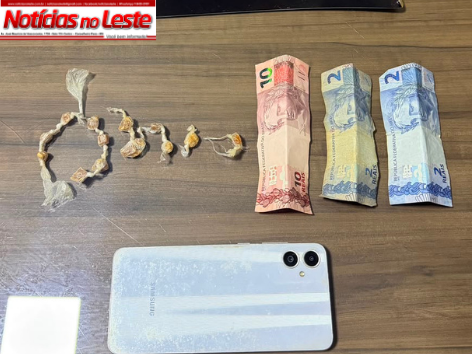 HOMEM TENTA FUGIR DA POLÍCIA E É FLAGRADO COM PEDRAS DE CRACK.