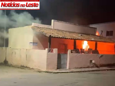 SUSPEITO AMEAÇA MORADOR E COLOCA FOGO EM COLCHÃO DENTRO DE CASA.