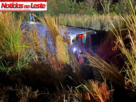 MOTORISTA MORRE APÓS ÔNIBUS COM UNIVERSITÁRIOS BATER EM CAMINHÃO NA BR-259. MOTORISTA MORRE APÓS ÔNIBUS COM UNIVERSITÁRIOS BATER EM CAMINHÃO NA BR-259.