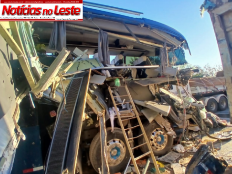 ÔNIBUS COM 56 PASSAGEIROS BATE EM CARRETA E DEIXA DOIS MORTOS. ÔNIBUS COM 56 PASSAGEIROS BATE EM CARRETA E DEIXA DOIS MORTOS.