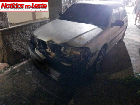 HOMEM INVADE IMÓVEL DURANTE A MADRUGADA E COLOCA FOGO EM VEÍCULO.