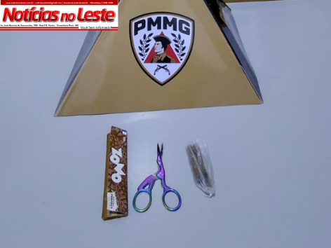 ADOLESCENTE É ABORDADO E PM ENCONTRA TABLETE DE MACONHA NAS PROXIMIDADES.