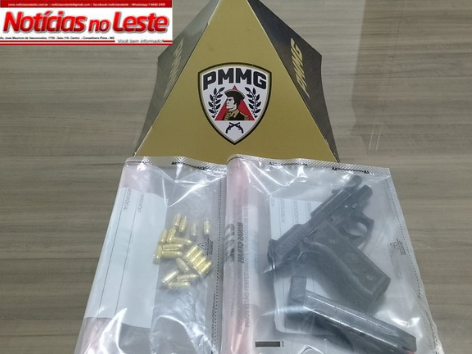 HOMEM ARMADO TENTA ESCONDER ARMA AO PERCEBER CHEGADA DA PM.