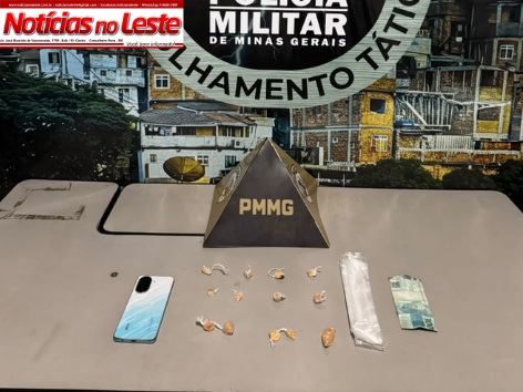 MULHER É PRESA COM CRACK DURANTE OPERAÇÃO POLICIAL. MULHER É PRESA COM CRACK DURANTE OPERAÇÃO POLICIAL.